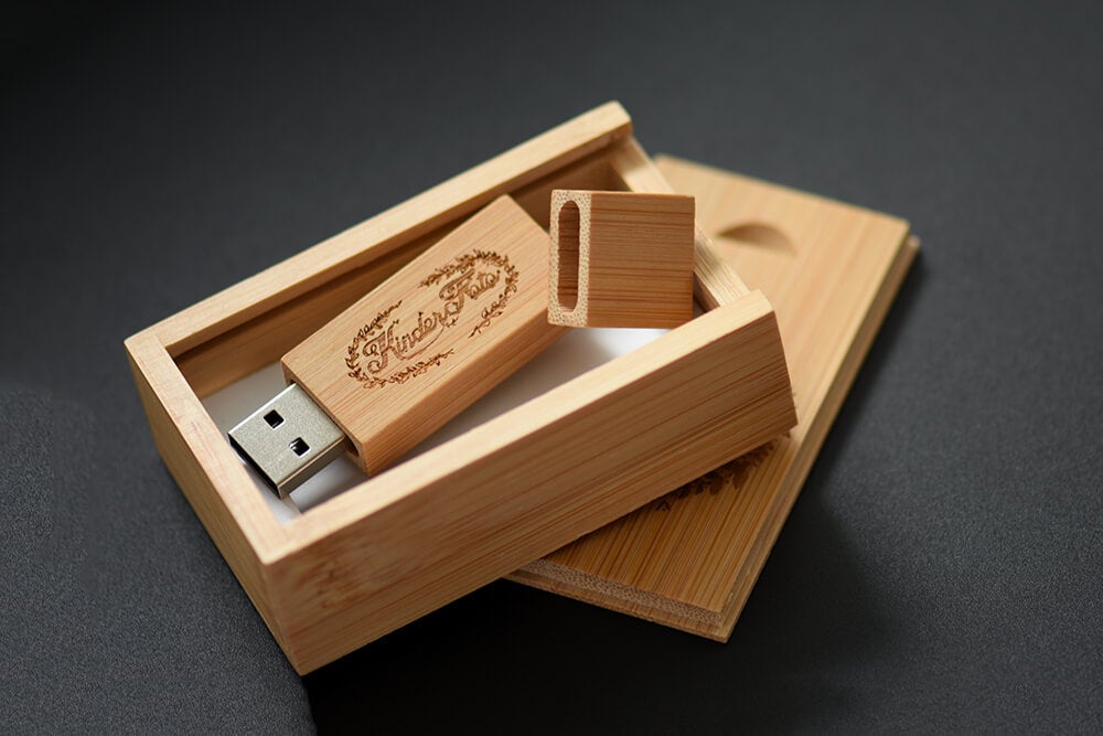 Petite clé USB personnalisable en bois avec oeillet pour porte-clé