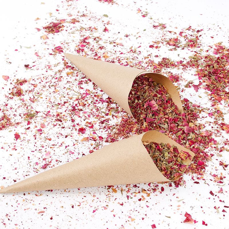 Confetti pour mariage dans des cônes en Kraft sur plateau