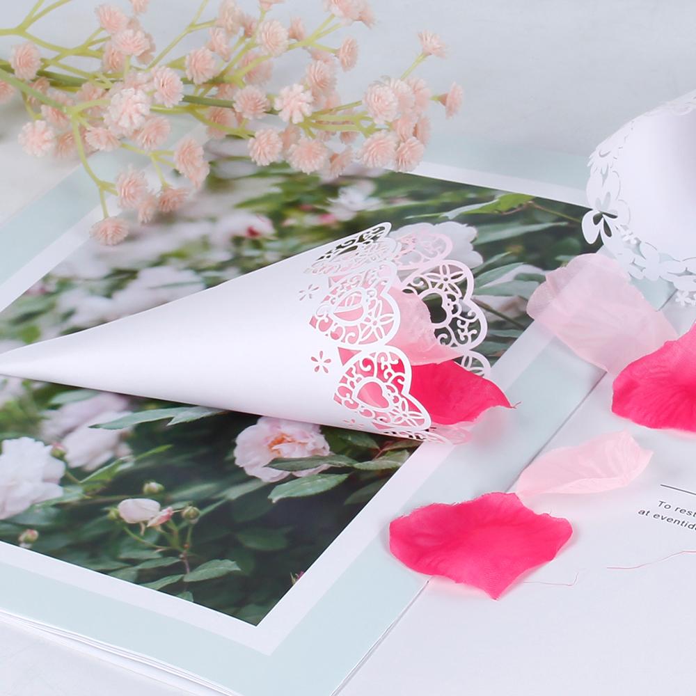 Confetti pour mariage dans des cônes en Kraft sur plateau